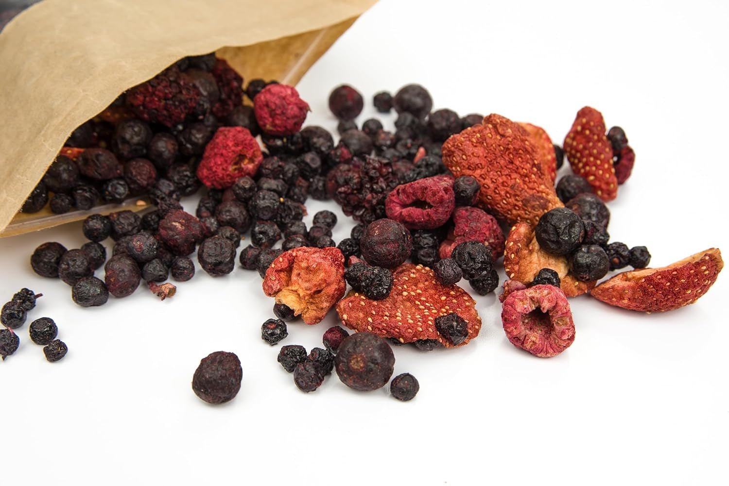 Mynatura Färgglad blandning av frystorkade bär I Fruktmix I Hallon I Svarta vinbär I Jordgubbar I Fruktsnacks I Vegan I 350g Torkade produkter Naty Shop