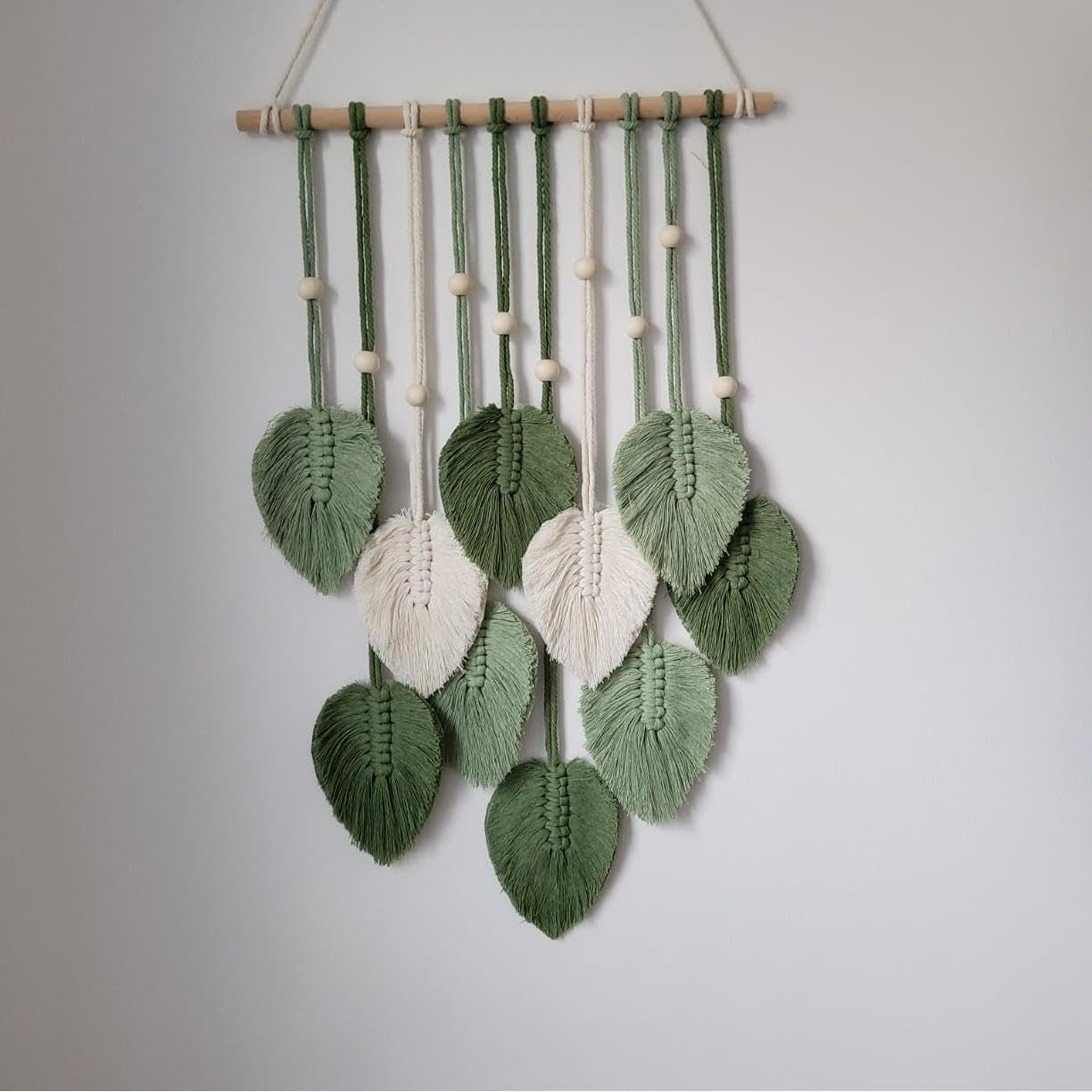 Naturlig grön gobeläng som dekorerar väggarna i sovrummet i rummet Hem - Tillbehör och dekorationer Naty Shop